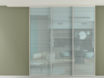 Алюминевая перегородка pv3_07_ Алюминий тёплый серый Сатинированное голубое стекло, триплекс, 6мм. Цвет Алюминий тёплый серый. Материал Алюминий в эмали. Коллекция Перегородка Formato вдоль стены на потолок телескопик синхро 3. Картинка.