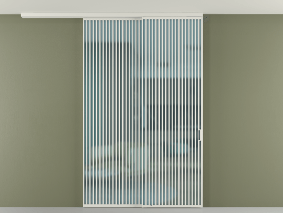 Алюминевая перегородка АЛПР 040.06_АСР_САТ ГОЛ_new. Цвет Алюминий серый. Материал Алюминий в эмали. Коллекция Перегородка Formato вдоль стены на потолок 2 створки с синхронным механизмом. Картинка.